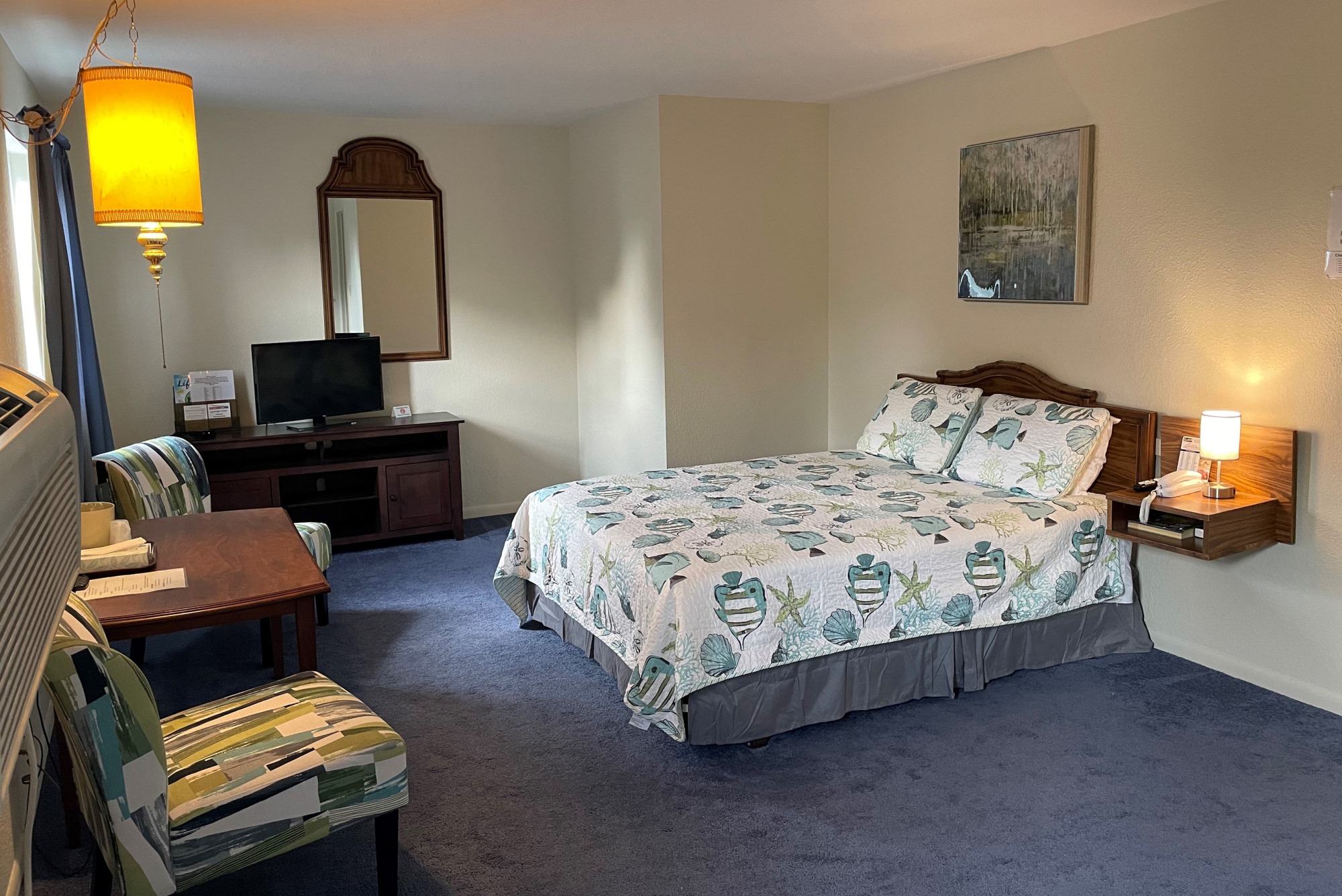 Queen room at No Wake Inn